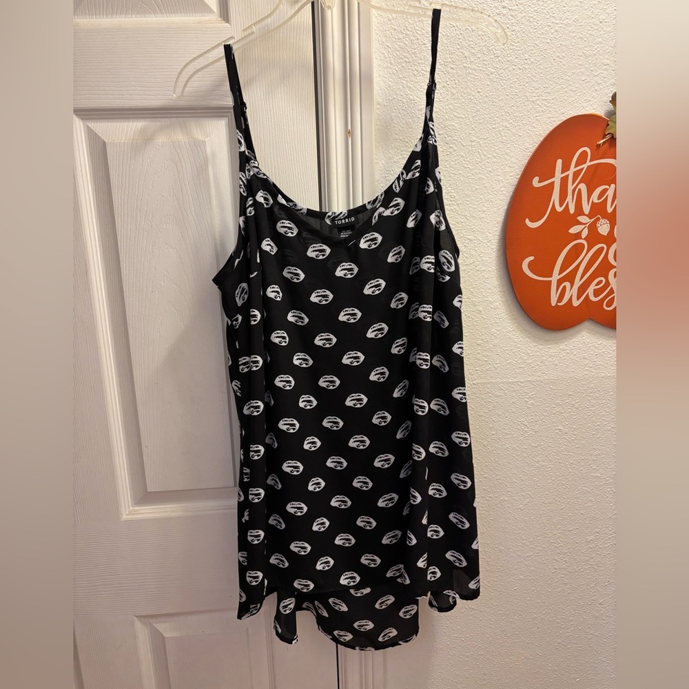 Torrid Size 2 Black and White Lip Print High-Low Tank Top